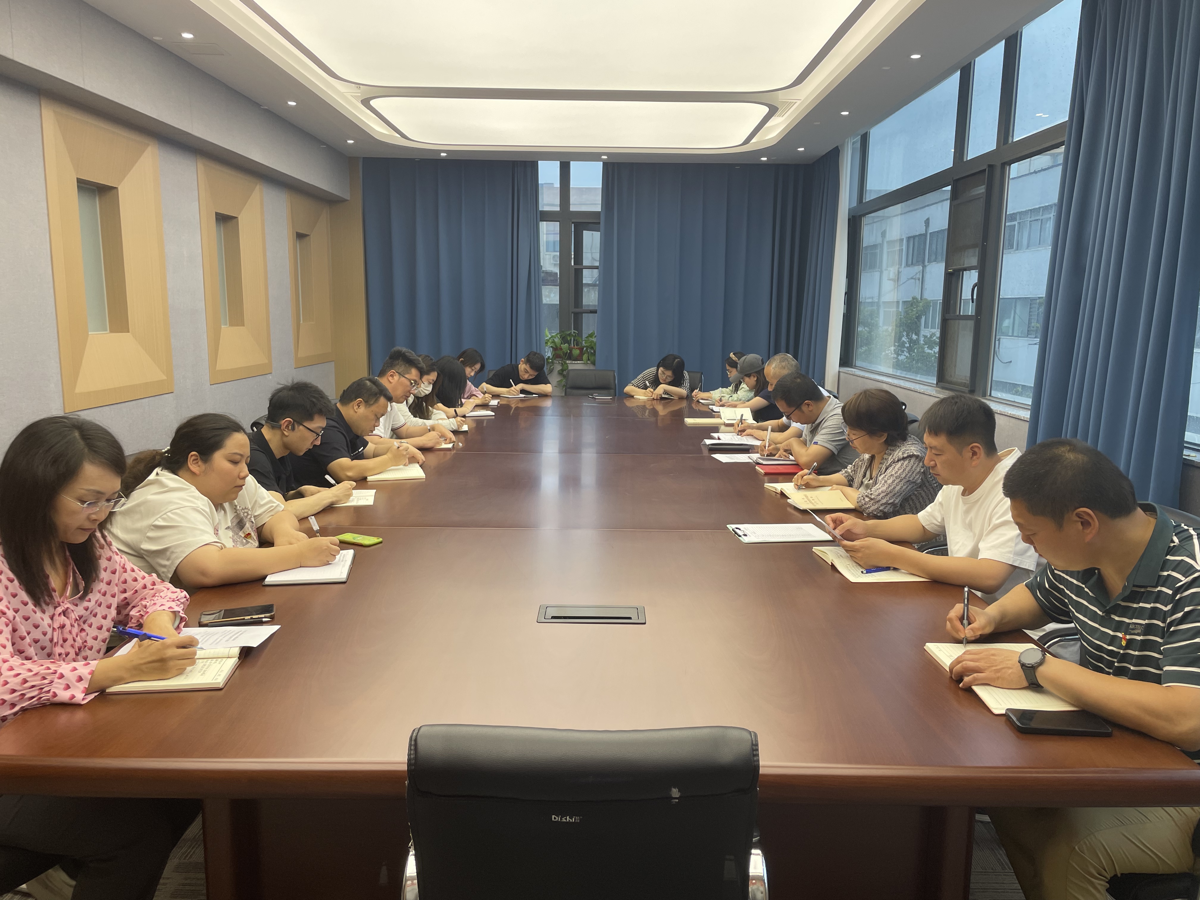 我校党群支部召开深入贯彻中央八项规定精神专题学习